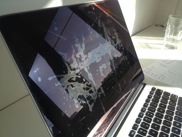 Участились жалобы на отслоение антибликового покрытия MacBook Pro