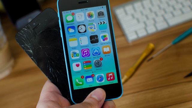 Заменить разбитый экран iPhone в Москве теперь можно не выходя из дома