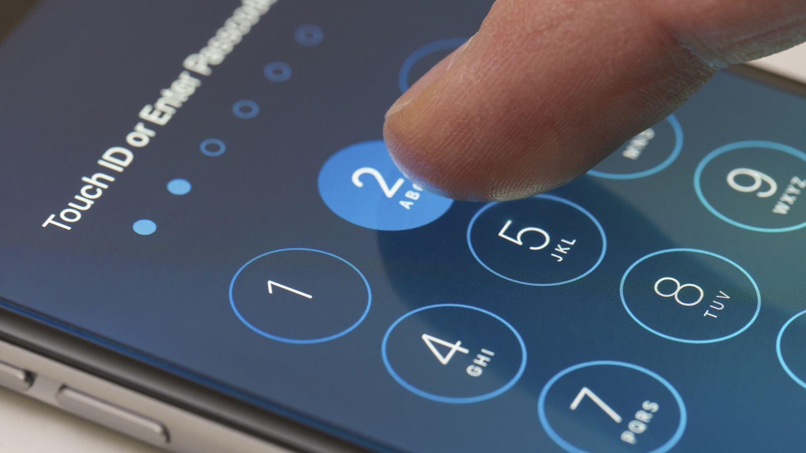 От Apple требуют  взломать еще 12 iPhone