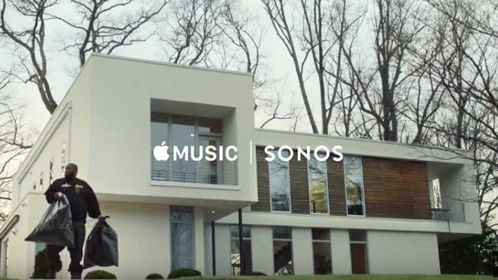 Apple и Sonos прорекламировали свою продукцию в совместном ролике