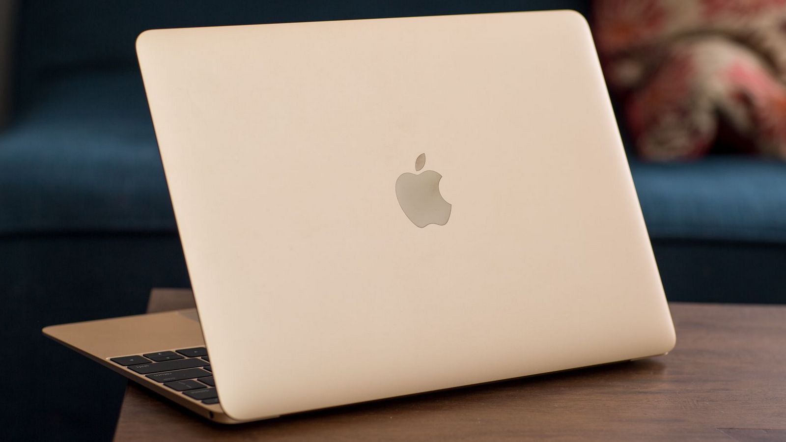 Поставки ультратонких MacBook 13″ и 15″ начнутся не позднее июля