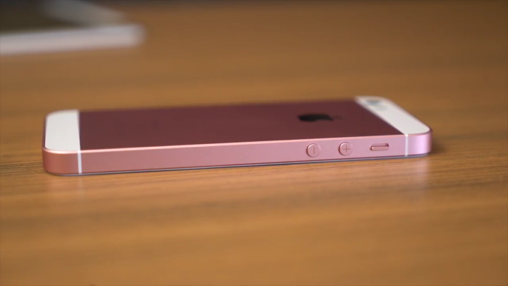 Распаковка розового iPhone SE и 9,7-дюймового iPad Pro