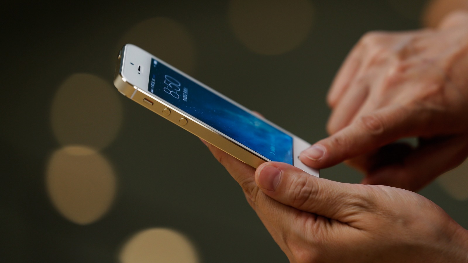 Американские ритейлеры снизили цену iPhone SE до $299