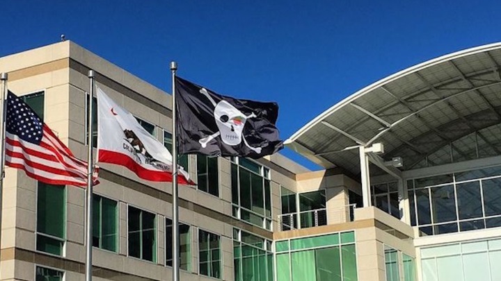 Над кампусом Apple в честь 40-летия компании поднят пиратский флаг