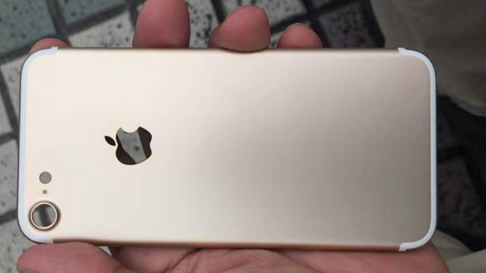 «Живое» фото задней крышки iPhone 7 попало в Сеть