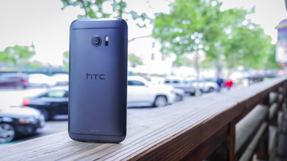 В России резко подешевел флагманский HTC 10