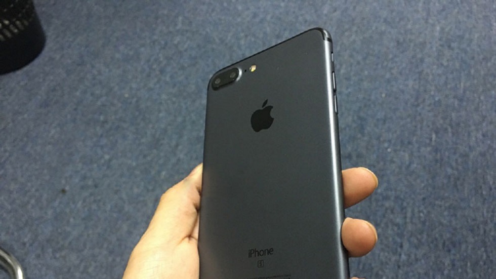 iPhone 7 Plus в черном цвете и с разъемом Smart Connector запечатлен на видео