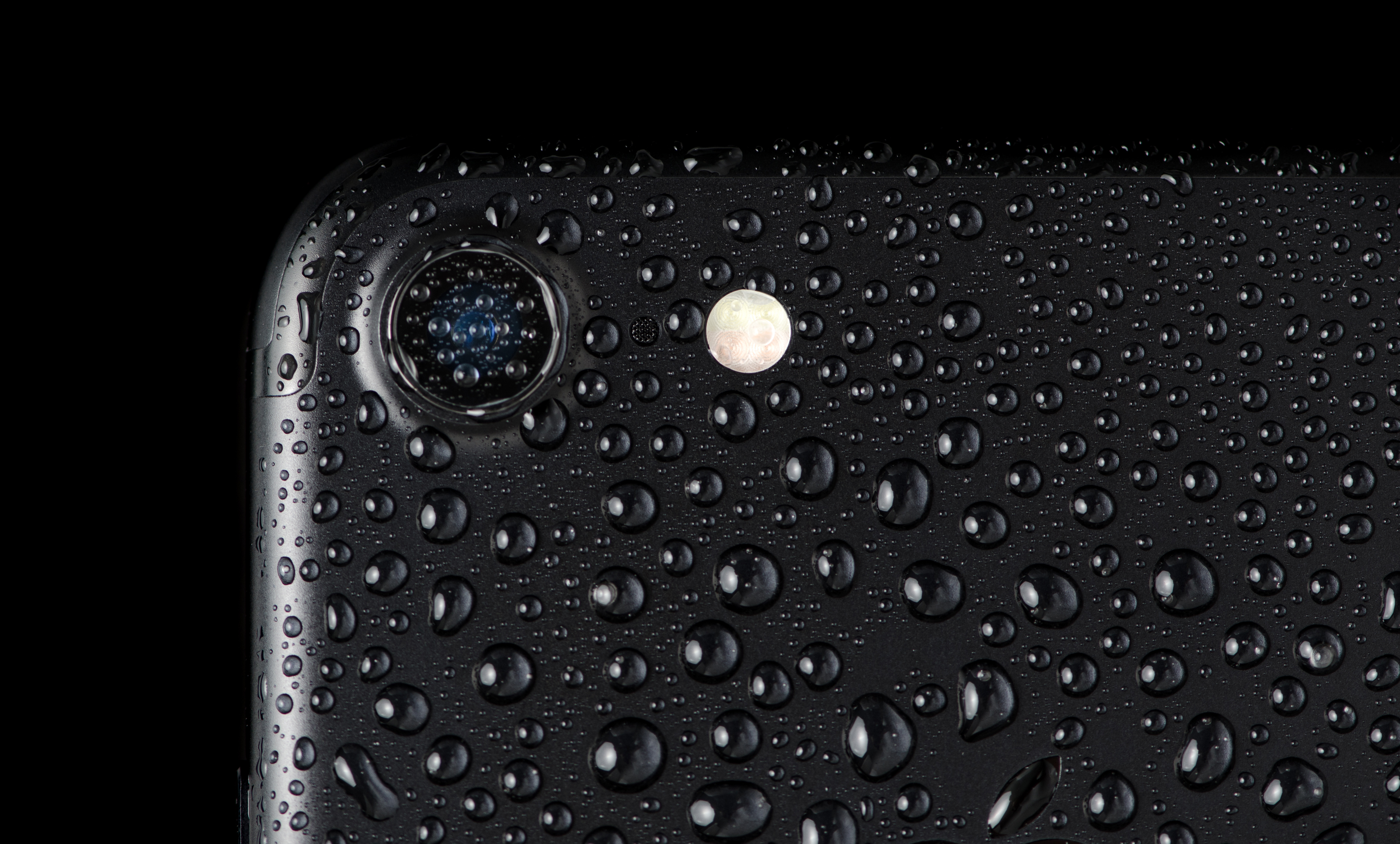 Черный Айфон 7 с одной камерой в каплях воды