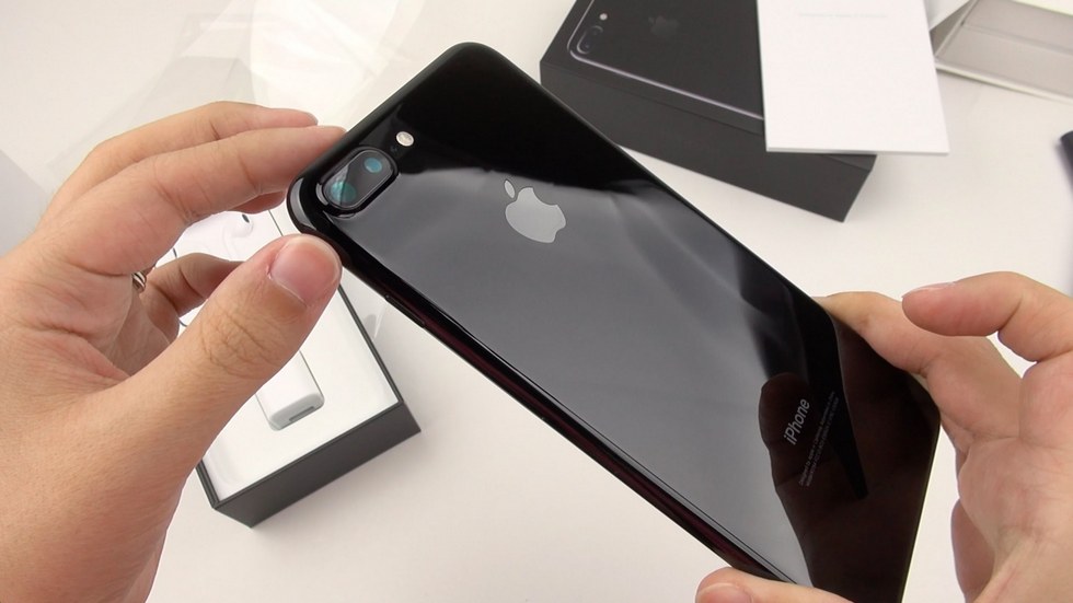 Почему вы еще долго не сможете купить iPhone 7 в цвете Jet Black