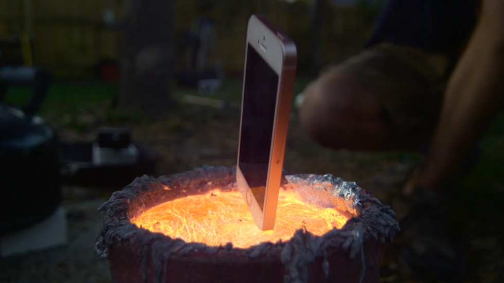 iPhone утопили в расплавленном алюминии и сожгли при температуре 2600°C