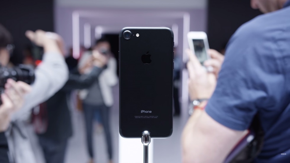 Хотите купить iPhone 7 в цвете «черный оникс»? Эти фото отобьют желание