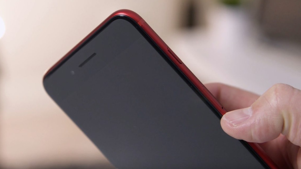 Как выглядит красный iPhone с черной передней панелью