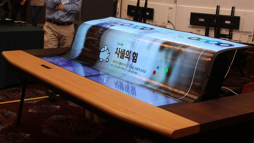 LG показала 77-дюймовый прозрачный гибкий экран