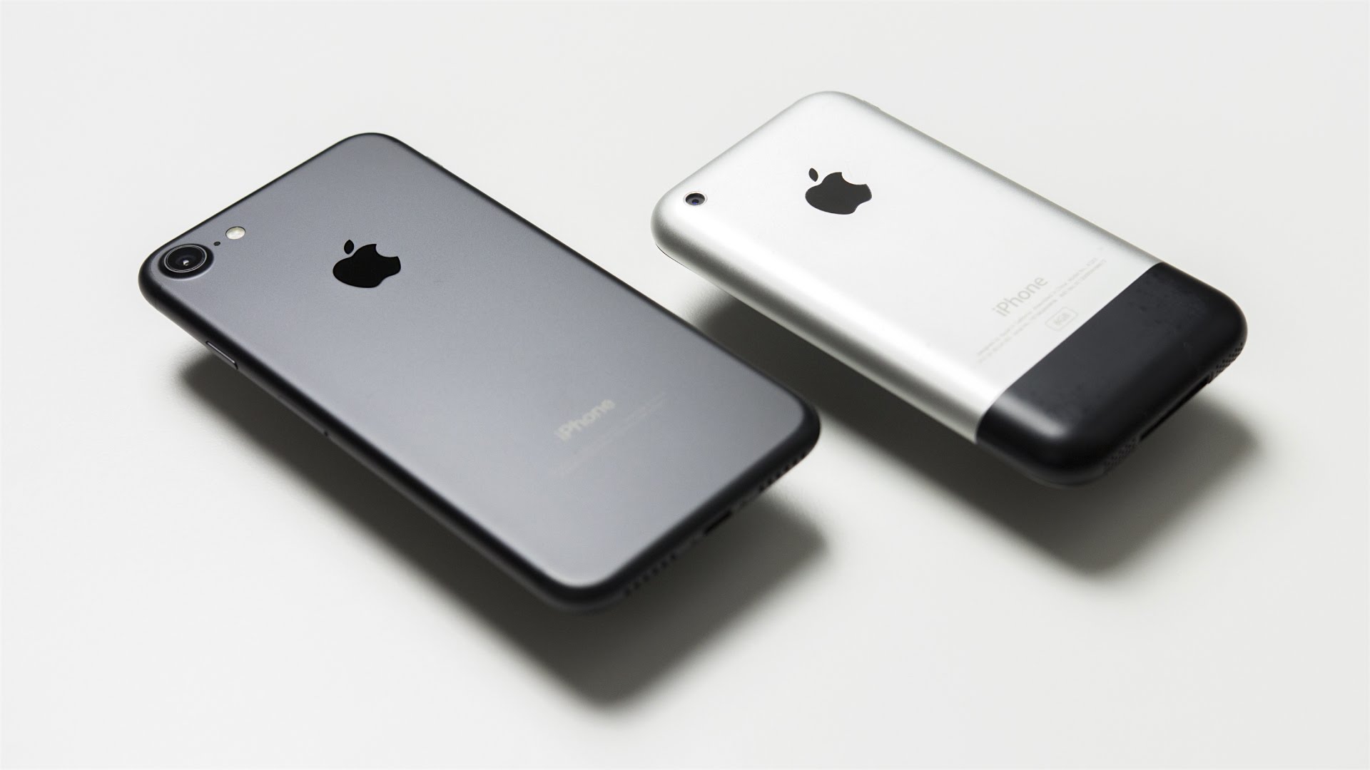Стив Джобс хотел оснастить оригинальный iPhone второй физической кнопкой