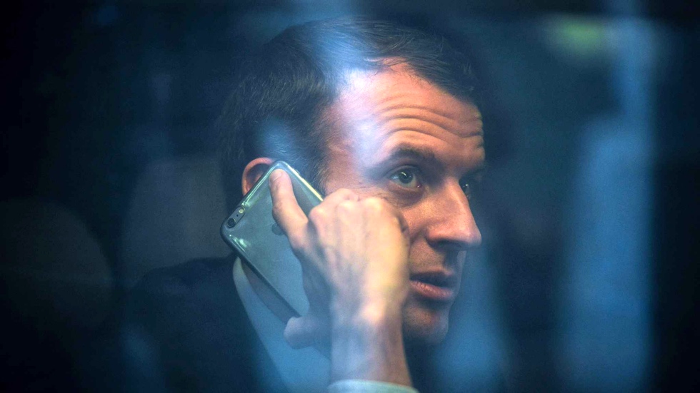 Новый президент Франции позирует на снимках с iPhone