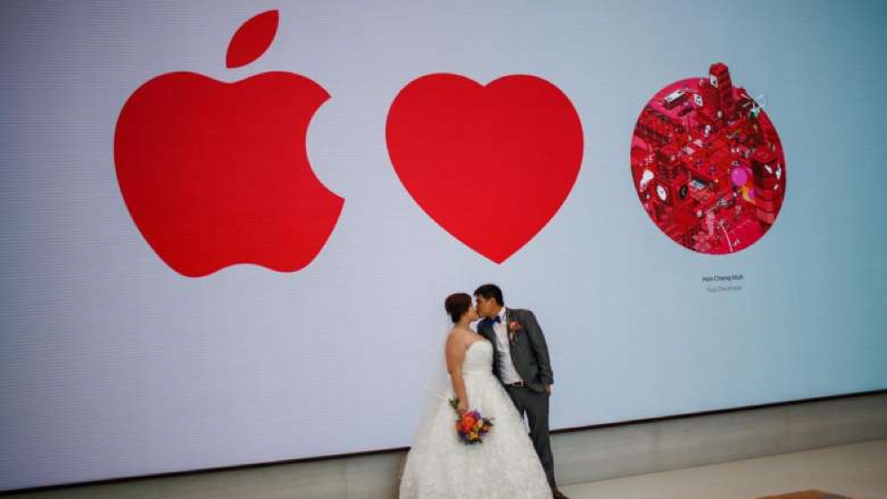 В сингапурском Apple Store провели свадебную фотосессию