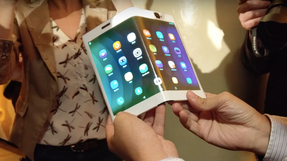 Lenovo показала прототип планшета со складывающимся дисплеем
