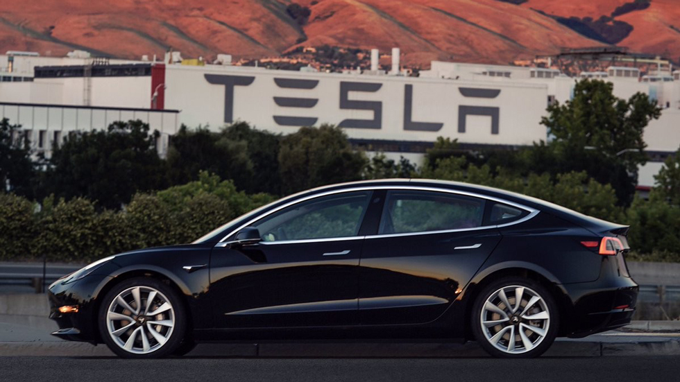 Первая серийная Tesla Model 3 сошла с конвейера
