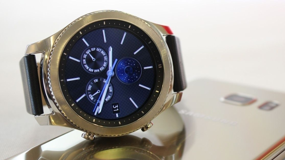 Samsung разрабатывает гибридный носимый аксессуар: смарт-часы и трекер в одном флаконе
