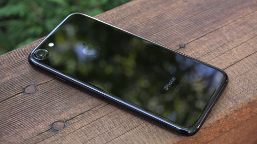 Как iPhone 7 в цвете «черный оникс» выглядят спустя год использования (фото)
