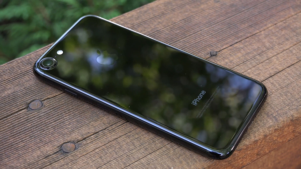 Как iPhone 7 в цвете «черный оникс» выглядит спустя год использования (фото)