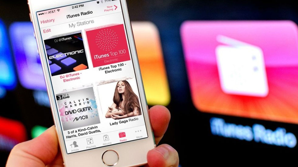 FCC требует от Apple активировать радио в iPhone