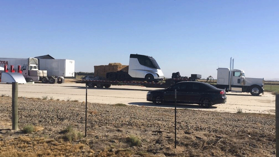 Электрический грузовик Tesla показали на шпионском снимке