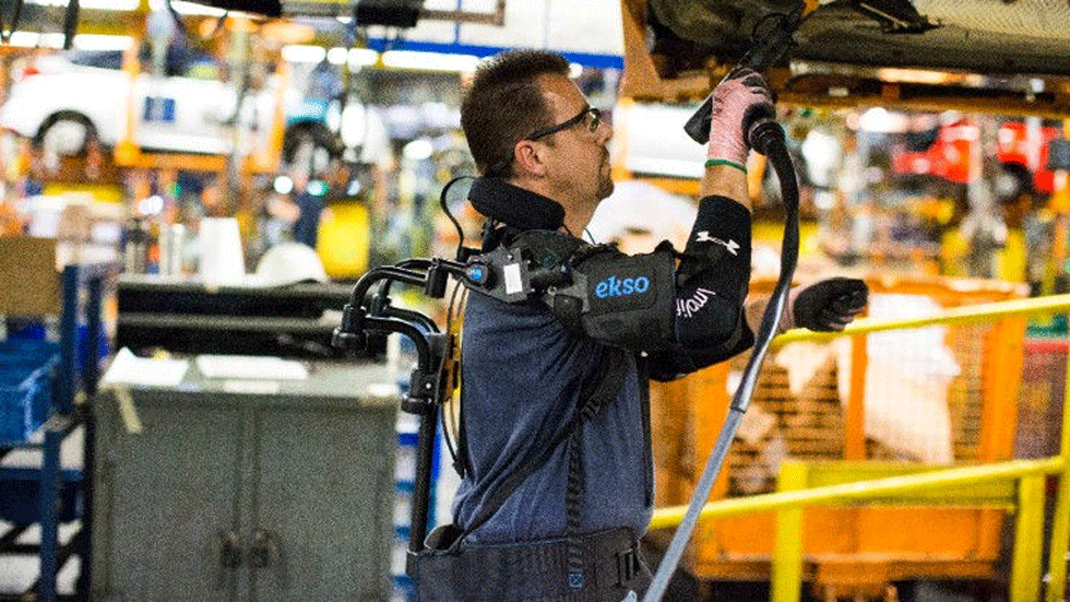 Будущее наступило: сотрудникам заводов Ford выдают экзоскелеты для работы