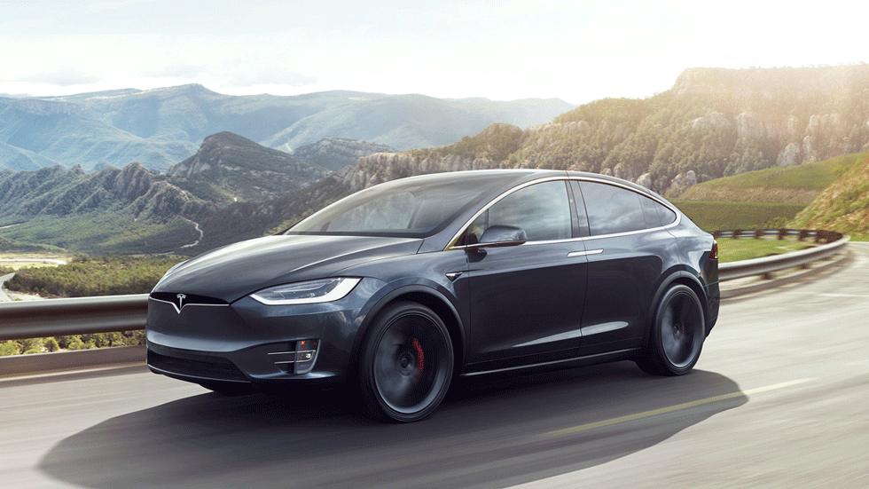 Tesla Model X обогнала спорткар в гонке на четверть мили. С другим спорткаром на прицепе