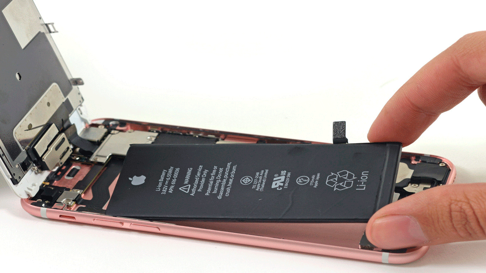 HTC и Motorola не замедляют смартфоны со старыми батареями