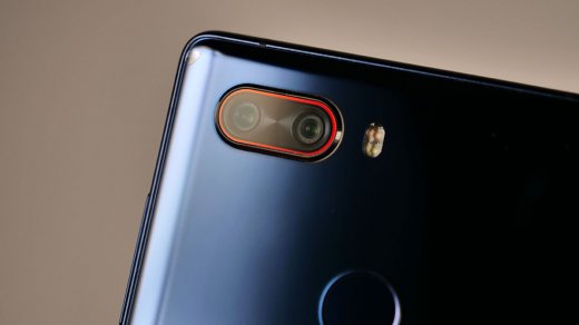 Новый безрамочный смартфон с четырьмя камерами поступил в продажу в России
