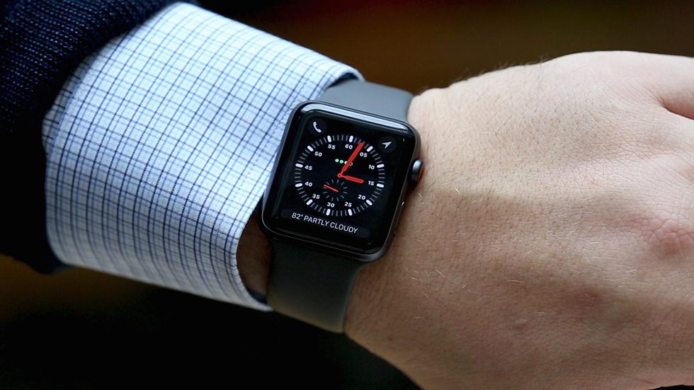 Россияне беднеют, но раскупают дорогостоящие Apple Watch рекордными темпами