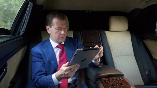 iPhone под угрозой — Медведев предложил запретить американские товары