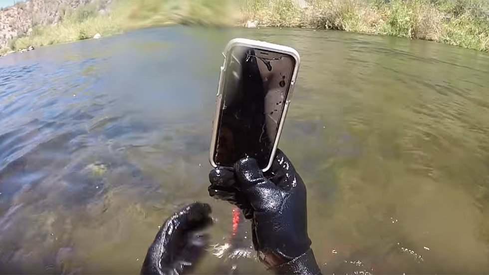 iPhone X выжил после двух недель под водой (видео)