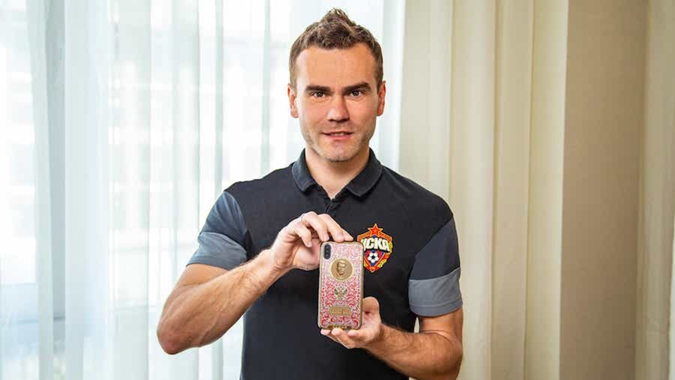 Фанаты наградили Игоря Акинфеева драгоценным iPhone X с его портретом за 269 тысяч рублей
