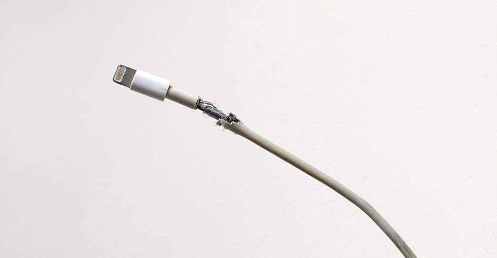 Зарядный кабель для iPhone слишком легко ломается