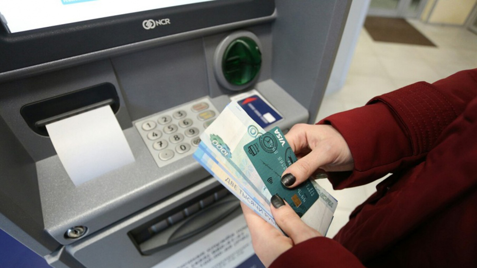 Некоторые банкоматы банков России перестали принимать пятитысячные купюры из-за вброса фальшивок