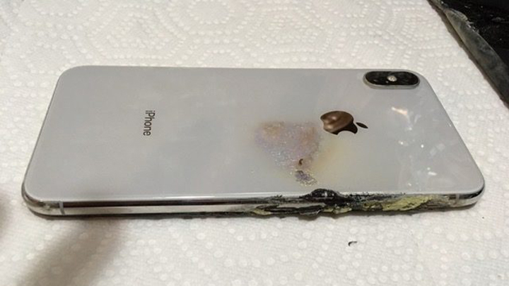 iPhone XS Max загорелся прямо в кармане у пользователя, а после взорвался (фото)