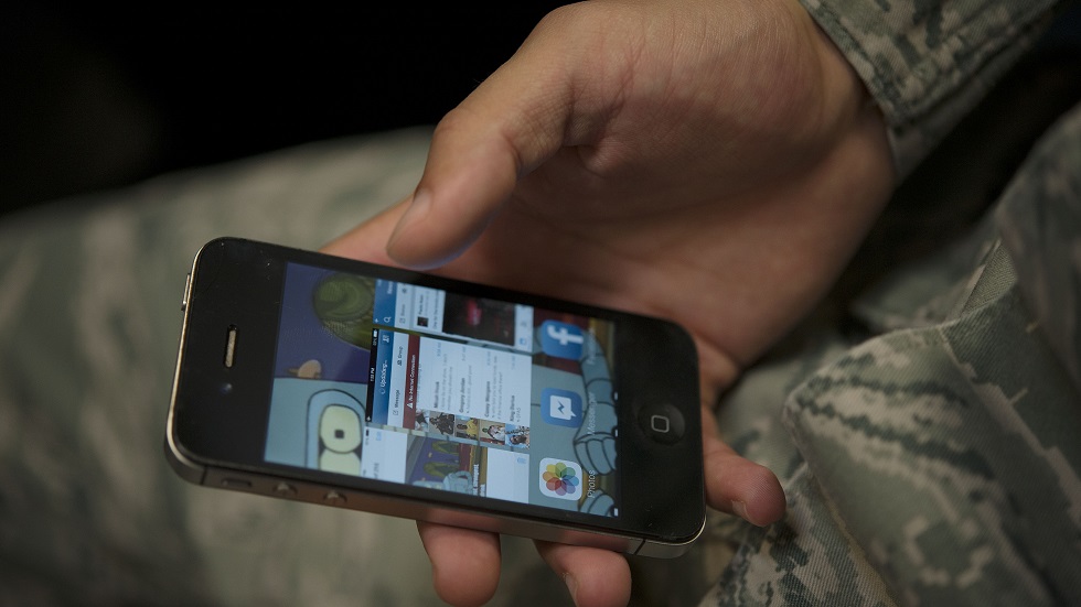 Военным запретили смартфоны и соцсети