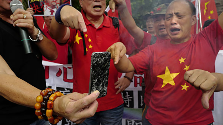 «Американцы еще пожалеют». Как в Китае бойкотируют iPhone