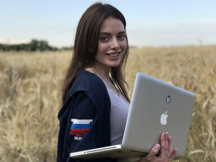 MacBook в руках у девушки