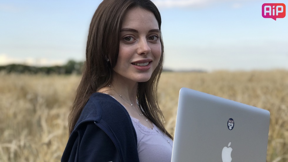 Девушка и MacBook