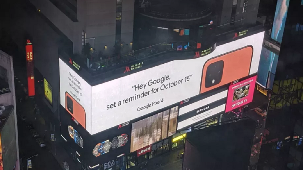 Оранжевый Pixel 4 на Таймс-сквер