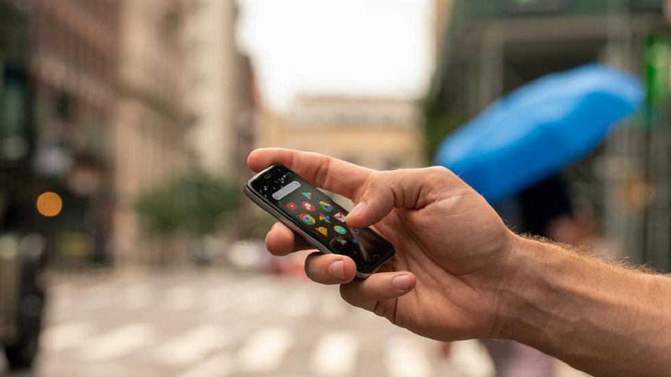 Мини-смартфон Palm размером с банковскую карту вышел в России