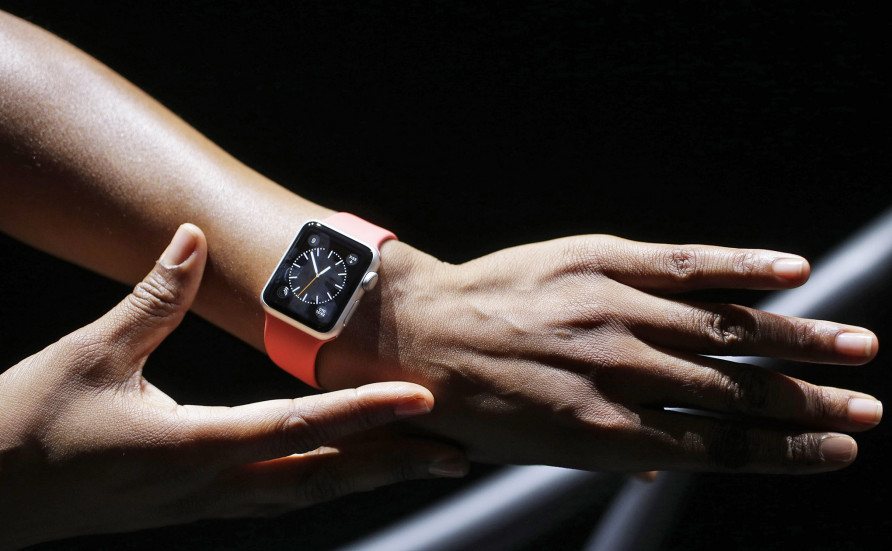 Apple Watch на руке девушки
