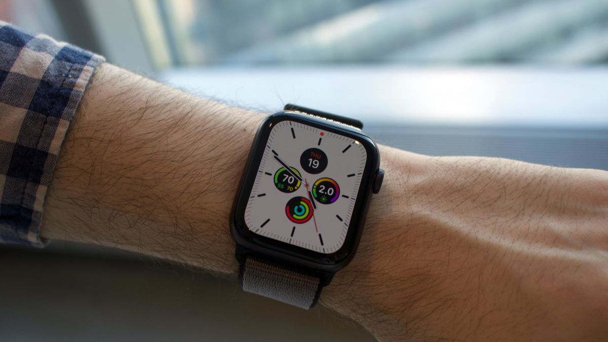 Apple Watch Series 5 быстро разряжаются. Виновата новая функция