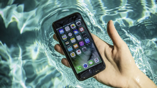 iPhone в воде