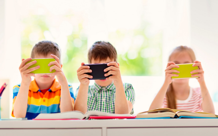 Половина родителей одобряет запрет телефонов в школе