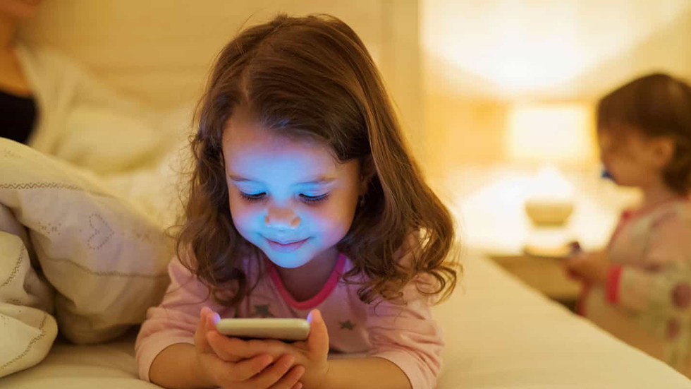 Ученые назвали смартфоны опасными для здоровья детей