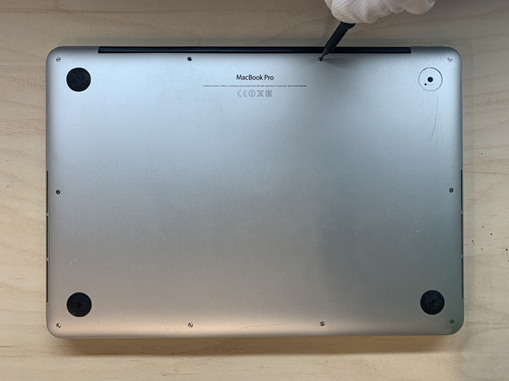 Откручиваем винты задней крышки MacBook Pro Retina 2014